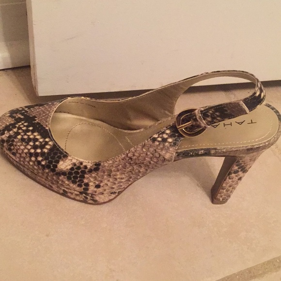 Tahari Carolyn snake skin pump - Picture 2 of 2